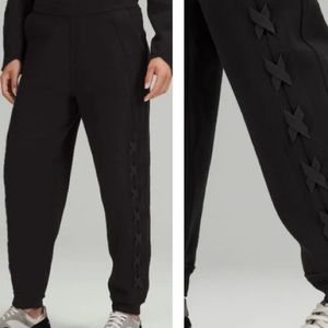 Lululemon size 4 black scuba joggers, braided detail 🍋